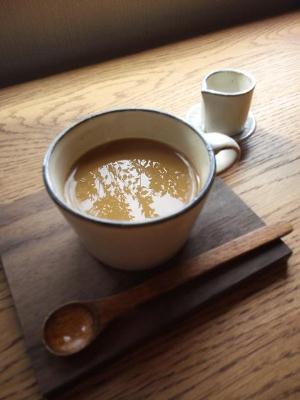 コーヒーにうつる木々