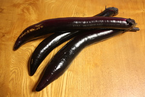 “きょうの夏野菜は・・・長なす♪”