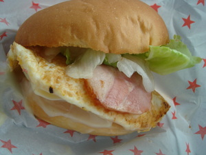 “ごちそうハンバーガー・・・♪”