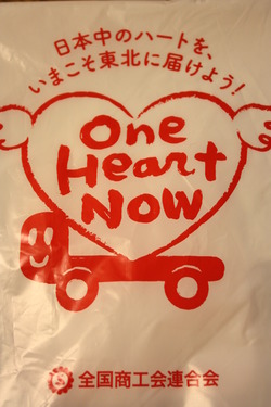 “ハートを届けるトラックマーケット・・・♪”