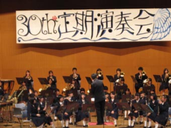 演奏とダンスと劇と