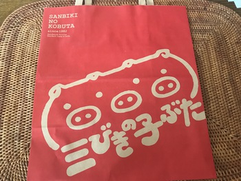 桃がぎっしりのケーキを