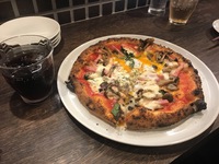 石窯に薪で決まり Tino