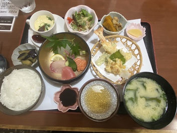 昨日のリベンジランチに行く
