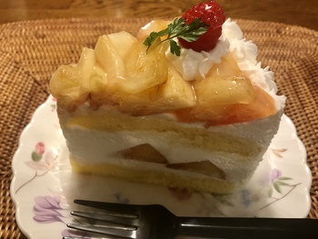 桃がぎっしりのケーキを