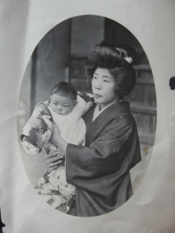 おじいちゃんの写真館：母と子