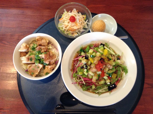 莉莉　日替わり（野菜冷麺と唐揚げ丼）　香西イオン向かい