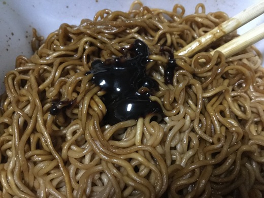 一平ちゃん　夜店の焼きそばチョコソース