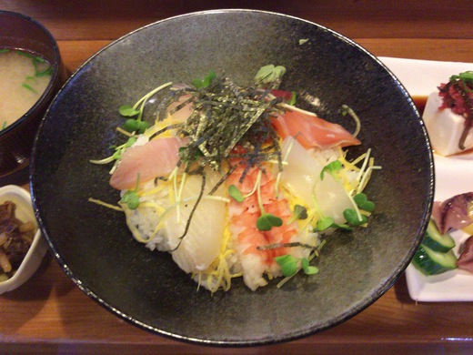 ドライブイン新開　きまぐれ海鮮丼ランチ　綾川