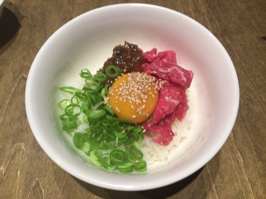 窯焼きワイン酒場JIJIバル　えびじゃこ味噌と国産牛リブロースのたまご飯　豊浜町