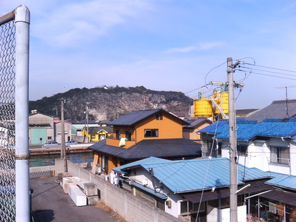 イオン高松の西の高架橋からみた柴山