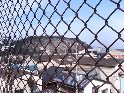 イオン高松の西の高架橋からみた柴山