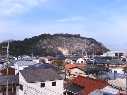 イオン高松の西の高架橋からみた柴山