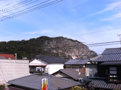 イオン高松の西の高架橋からみた柴山