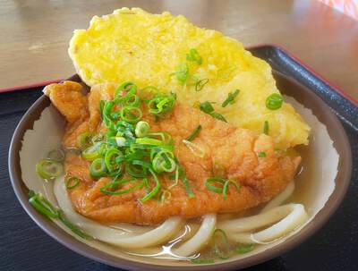 カフェ第二楽章と三幸食堂と讃岐うどん　ぼっこ屋