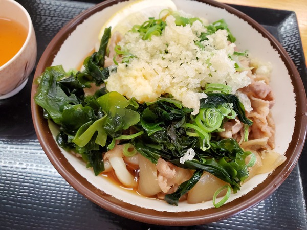 連れ肉ぶっかけを食べる。