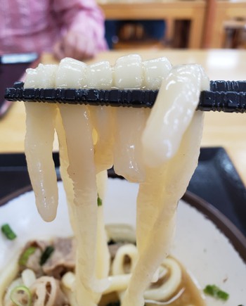 連れ肉ぶっかけを食べる。