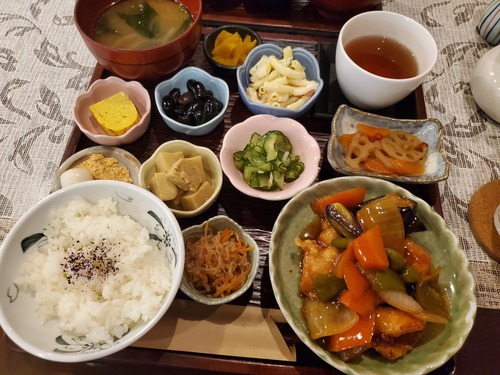 昨日のランチ、これだけのおかずは家では作れない。