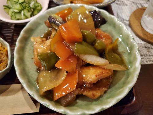 昨日のランチ、これだけのおかずは家では作れない。