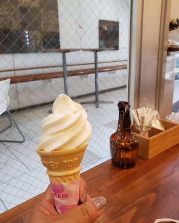 うしおじさん丸亀町店でソフトクリームを食べる。