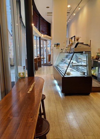うしおじさん丸亀町店でソフトクリームを食べる。