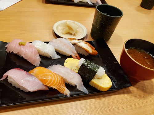 今日は安くて美味しい、にぎり寿司ランチ