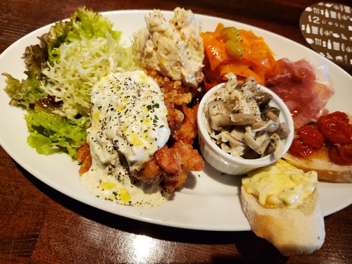 カフェ＆ダイニングバー１２「じゆうに」でランチ