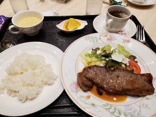 大人気の日替わりロースステーキランチを食べた～～