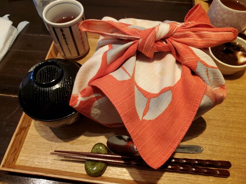 今日のランチは、風呂敷に包まれていた。