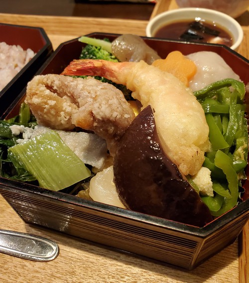 今日のランチは、風呂敷に包まれていた。