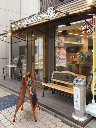 白いシャツの若い女性スタッフが気持ち良かったランチ店