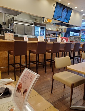 白いシャツの若い女性スタッフが気持ち良かったランチ店
