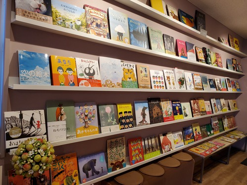 大人も癒される絵本屋さん