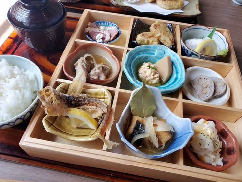 「風のじょうけい」楽しみな９種盛りランチ