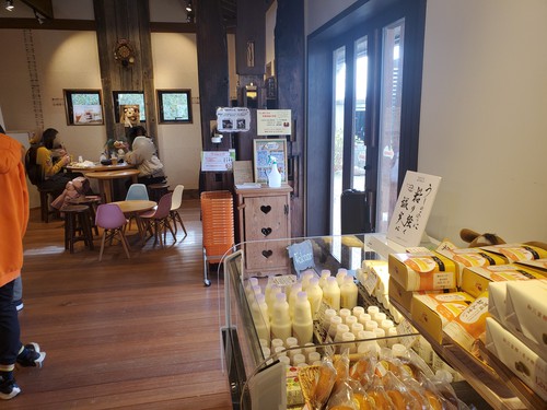 ランチ、うしおじさんのパンで済ます。