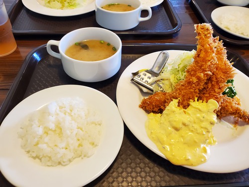 学生の中に紛れ込んでランチを食べる。