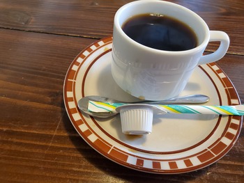 学生の中に紛れ込んでランチを食べる。