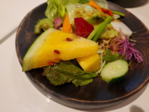 野菜いろいろのサラダが嬉しいランチ