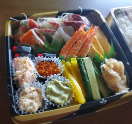 今夜は、手巻き寿司セットを買ってみた。