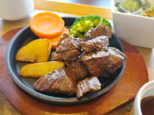 こんな暑い日は肉を食べる。