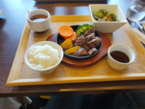 こんな暑い日は肉を食べる。