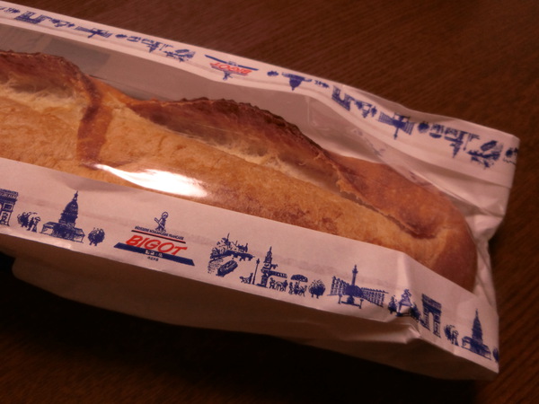 三越であの「ビゴの店」のフランスパンを買った。