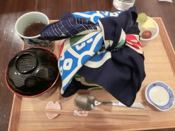 興奮した友人と『甘味茶屋 ぶどうの木』でランチ