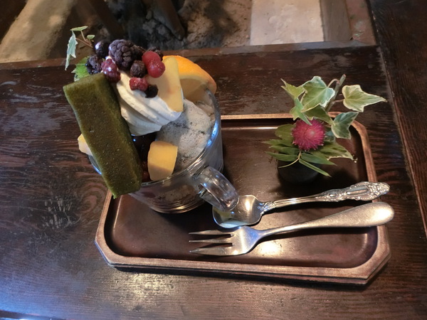 「茶房 古遊楽」で和風パフェを食べて一時暑さ忘れる。