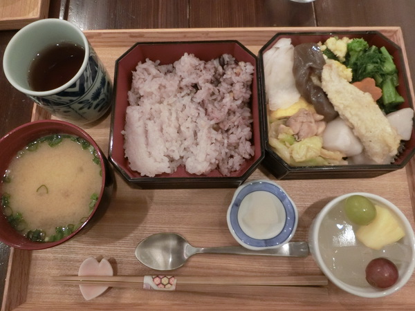 興奮した友人と『甘味茶屋 ぶどうの木』でランチ