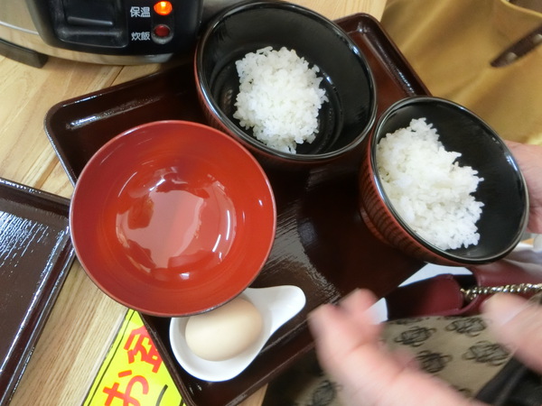 人気の大塩水産で盛り放題の『生シラス丼』を食べる。