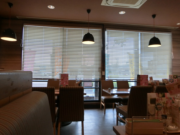 おばさん８人で「ガスト」でスイーツを食べる。