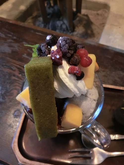 「茶房 古遊楽」で和風パフェを食べて一時暑さ忘れる。