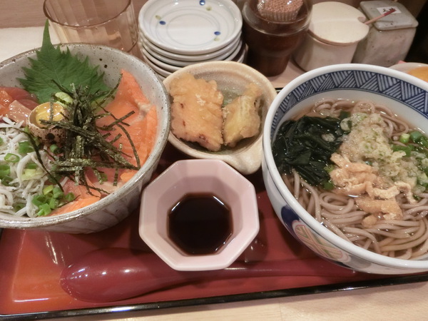 メニューの張り紙に釣られて入ったランチが正解だった。