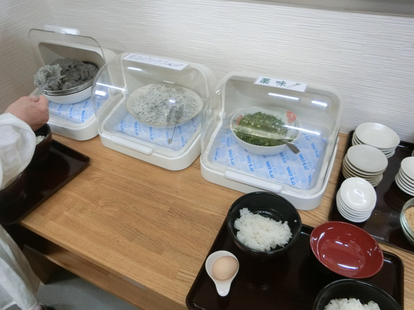 人気の大塩水産で盛り放題の『生シラス丼』を食べる。